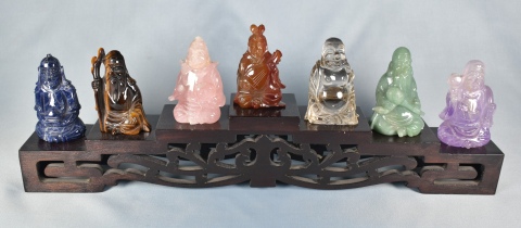 Siete deidades Budicas de piedra dura en base de madera.