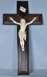 Cristo de marfil. 40 cm. Ciarca 1900.