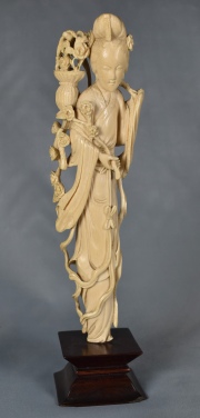 Figura de Mujer con canasta con flores y caña de bambú. marfil 28 cm.
