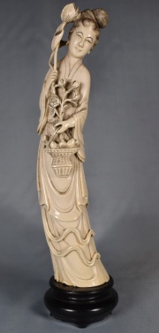 Guan Jin, figura china de marfil. Circa 1900. 35 cm.