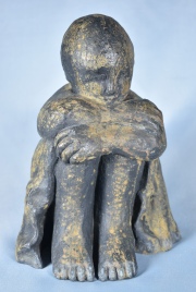 Nieves Barragan, 'Niña sentada', escultura en bronce. 23 cm.