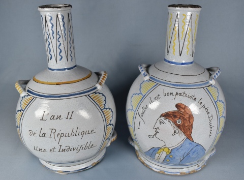 Plato Gouda y 2 botellones franceses. Tres piezas. Diámetro: 31,8 cm. Alto: 26 cm.