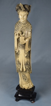 Dama con presente cabello recogido, talla de marfil. 32 cm. China, fines siglo XIX.