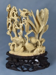 Selva (árboles y aves), grupo chino de marfil. Alto total: 14 cm. Circa 1900.