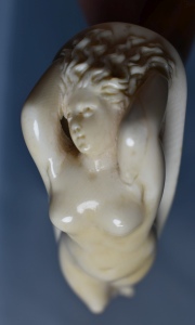 Baston Inglés, con desnudo de mujer, restaurado en el pie. 88 cm.
