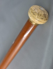 Baston de caña clara, con virola de oro y pomo de marfil con botón de nácar. 91 cm.