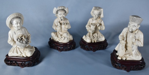 Cuatro tallas chinas, personajes sentados de marfil.