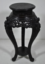 Pedestal oriental, laqueado en negro. 80 cm.