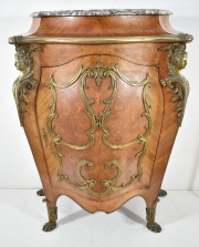 Gabinete estilo Luis XV, aplicaciones de bronce y tapa de mármol.