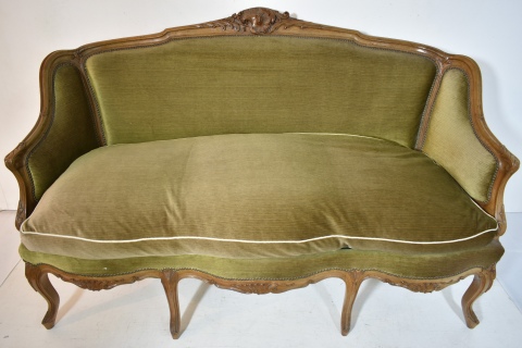 Un sofá italiano, de 3 cuerpos, tapizado en pana verde