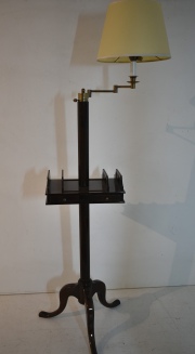 Lámpara de pie en madera. Brazo extensible de bronce dorado. Alto: 150 cm.