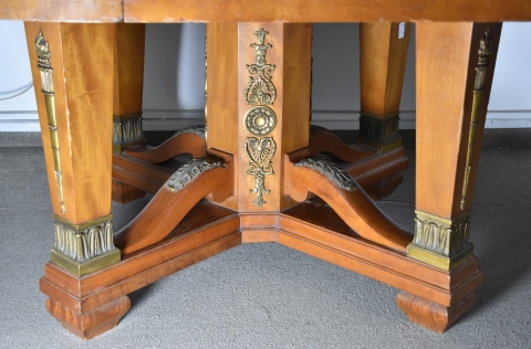 Mesa de comedor estilo Imperio, dos tablas de alargue, una con deterioros.
