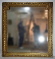 Gran espejo biselado con desperfecto, marco dorado. 170 x 156 cm.