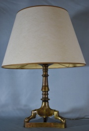 Lámpara de mesa de bronce dorado. Con pantalla.