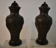 Dos vasos con tapas, chinos, de chapas de cobre repujado. Decoración de dragones. Alto total: 88 cm.