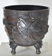 Cache Pot de bronce chino, decoración de aves. Deterioros en la base. Alto: 36 cm. Diám. 36 cm.