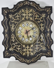 Reloj estilo Isabelino, laqueado negro con incrustaciones. Restauros. Alto: 69 cm.