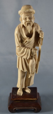 Pescador, figura china de marfil, base madera, 27 cm. Circa 1900.