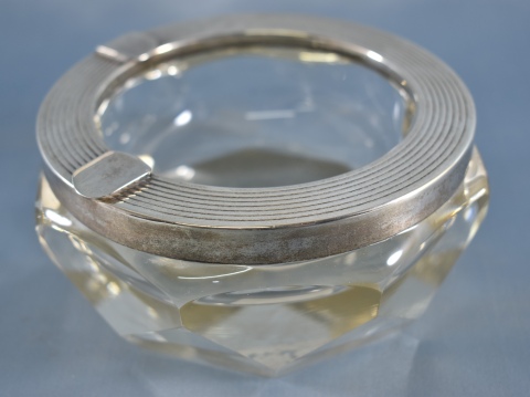 Cenicero cristal con borde de plata. Diámetro: 23 cm.
