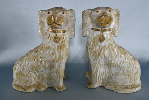 Par de Perros de cerámica, estilo Staffordshire. Alto: 28,5 cm.