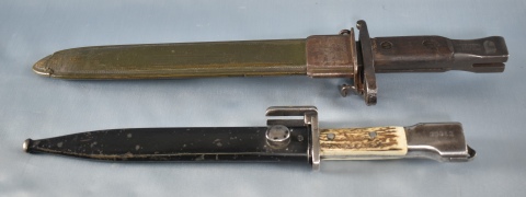 Dos antiguas bayonetas, una con cabo de asta. Hojas de acero. Largo: 34 y 40 cm.