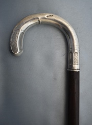 BASTON DE MADERA, con cabo de plata alemana, abolladuras. Largo: 93 cm.