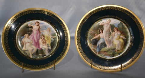 Dos platos porcelana checoslovaca, figura de mujer. 24,5 cm.