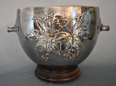 Gran Cachet Pot metal plateado con decoración de hojas. Alto: 27 cm. Frente: 44 cm.