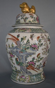 POTICHE ORIENTAL, de porcelana recubierta de esmaltes polícromos con diseños de aves y flores. Tapa culminada en Perro d