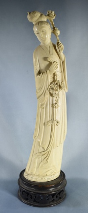DAMA CON RAMEADOS DE ROSAS, figura de marfil tallado. 36 cm