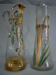 Dos jarras Art Nouveau de vidrio, decoración de flores. Alto 35,5 cm.
