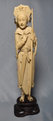 Mujer con espada y lanza, figura de marfil con aplicaciones de plata. Desperfectos. 35 cm.