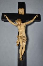 Crucifijo, de marfil y madera. 43 cm.
