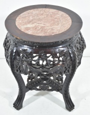 Pedestal chino de madera tallada y calada, tapa de mármol. alto 49 cm.
