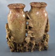 Vaso doble Chino, de piedra jabón, decoración de monos. 18 cm.