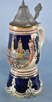 CHOPP-CAJA MUSICAL, de cerámica alemana. Referida a la ciudad de Hamburgo. Alto: 22 cm.
