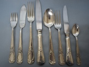 Cubiertos de Alpaca Pericon.8 cuchillos mesa, 1 cuchara mesa, 8 tenedores mesa, 6 cucharas postre, 6 tenedoes postre, 8