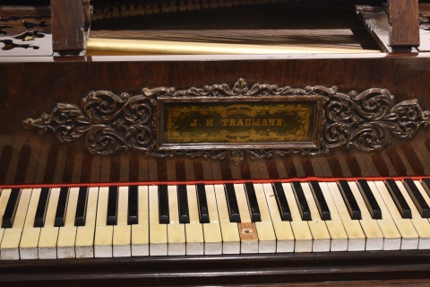 PIANOFORTE J.H. TRAUMANN HAMBURG, caja rectangular de palisandro finamente lustrado. Teclas de ébano y marfil, faltantes