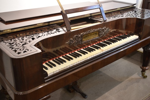 PIANOFORTE J.H. TRAUMANN HAMBURG, caja rectangular de palisandro finamente lustrado. Teclas de ébano y marfil, faltantes