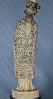 Mujer con espada, talla china de marfil, firmada en la base (Peq. Rajadura). Base madera. Alto toal: 34 cm.