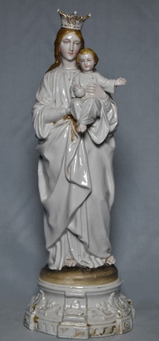 Virgen y el Niño, de porcelana esmaltada, roturas en corona. 36,5 cm.