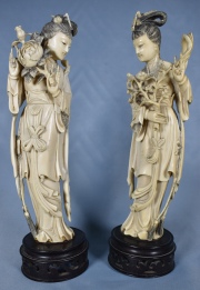 Dos figuras femeninas chinas de marfil. Bases de madera. Alto total: 29 cm. China, circa 1900.