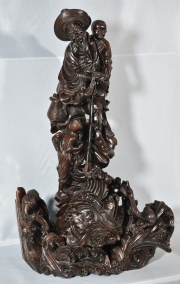 Pescador con Niños y figuras de animales. Detalles faltantes. Talla de madera china fines S. XIX Alto: 84 cm.