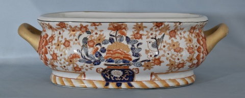 Centro chino, de porcelana oval con dos asas y decoración de peces. Frente: 45 cm.