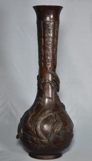 Vaso japonés de bronce. Desperfectos. Alto 49 cm.