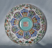 Centro porcelana China con decoración floral. Peq. cascadura. Diámetro: 17,2 cm.