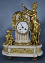 Reloj francés de bronce y mármol, Mujer junto a una columna. Falta vidrio, sin llave. Restauros. Alto 32 cm.