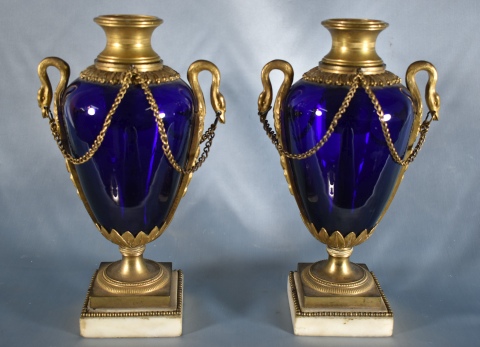 Par de vasos azules franceses, con montura de bronce dorado de estilo Luis XVI. Alto 28 cm.