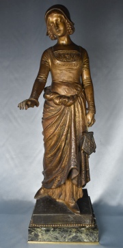 Joven mujer caritativa con cartera, petit bronce, base de mármol. Alto 61 cm.