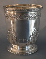 Vaso de plata francesa. con decoración floral. Peso: 745 g. Alto: 18,5 cm.